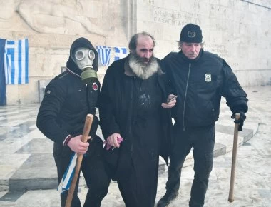 Η φωτογραφία του ιερέα από το συλλαλητήριο που έκανε τον γύρο του διαδικτύου